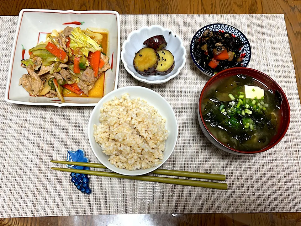 今日の晩御飯　豚肉とキャベツの甘辛味噌炒め、さつまいも煮、ひじき煮、ワカメとお豆腐のお味噌汁　玄米|yukiさん