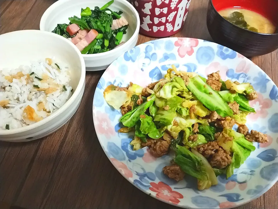 肉味噌キャベツ
てんかすのしらすの混ぜごはん
ベーコンとほうれん草のバター醤油炒め
かぶとわかめの味噌汁|尚さん