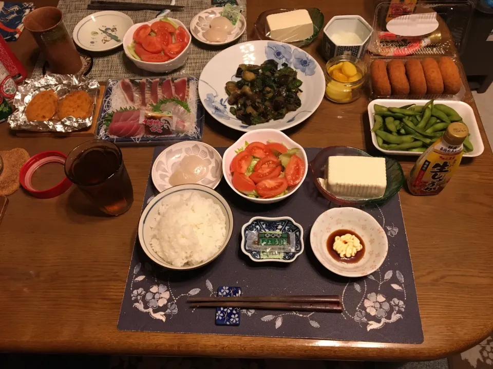 Snapdishの料理写真:ご飯、なす味噌炒め、お造り三点盛り、帆立貝柱の刺身、コロッケ、サラダ、枝豆、冷奴、大根おろし、烏龍茶、おからドーナツ(夕飯)|enarinさん