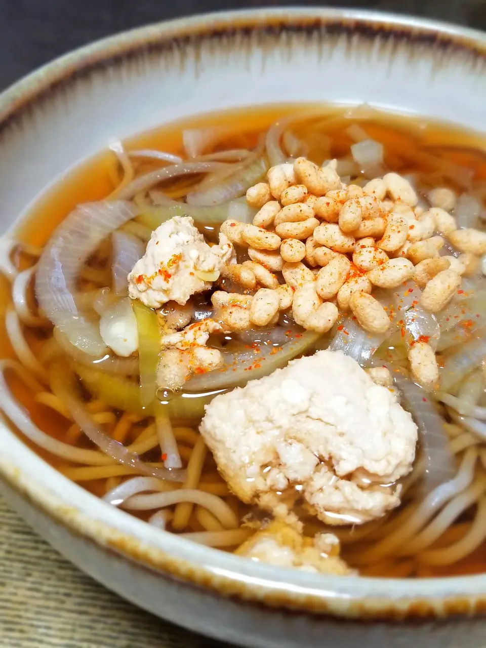 Snapdishの料理写真:パパ作👨鶏ひき肉と玉ねぎのお蕎麦|ぱんだのままんさん