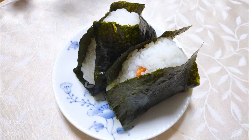 Snapdishの料理写真:1/22の夜勤弁当
塩鮭のおにぎり🍙|卯月さん