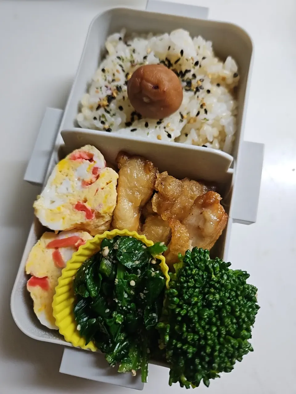 Snapdishの料理写真:☆中学生弁当☆玄米入りごはん、味ゴマひじき、梅、ブロッコリー、唐揚げ、キャベツ、紅生姜卵焼き、ほうれん草胡麻和え|ｼｮｺﾗさん