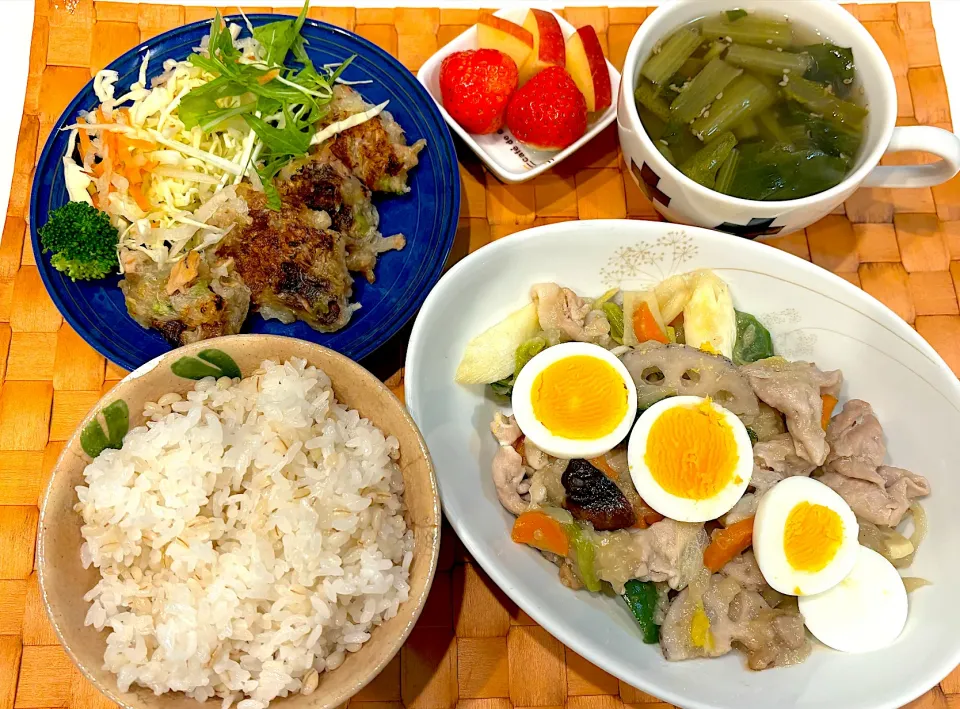 Snapdishの料理写真:中学生息子のお昼ご飯🍚 八宝菜と大根餅定食🍚|Snow10さん