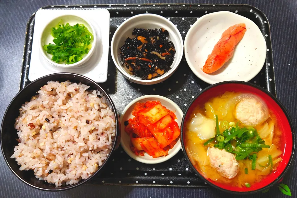 今日の朝ごはん（十六穀ごはんに辛子明太子、ひじき煮、納豆、野菜とつみれ汁、白菜キムチ）|Mars＠釜飯作り研究中さん