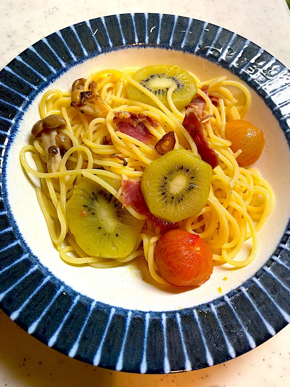 Snapdishの料理写真:キウイと熟成生ハムのパスタ|こっぷさん