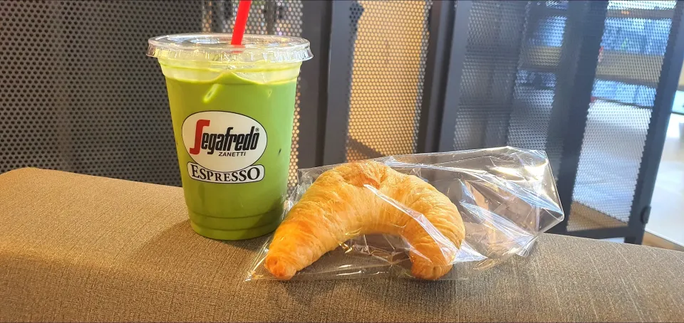 Iced Uji Matcha + Croissant @ Kansai Airport|🌷lynnlicious🌷さん