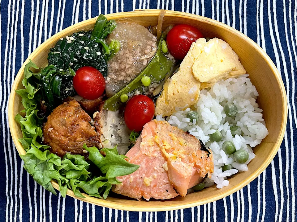 鮭西京焼、玉子焼き、カブのそぼろ煮、練物の豆ご飯🍱|なお🅿️さん