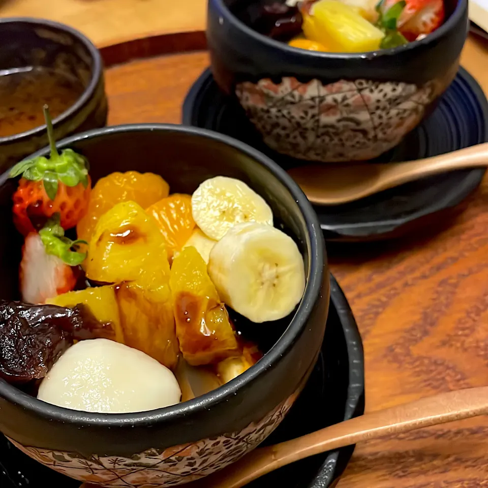 ほうじ茶寒天のあんみつ　　　　　　　　　　　　　豆腐白玉やてづくり黒蜜で　　　　　　　　　　　　いただきます🙏|mokoさん