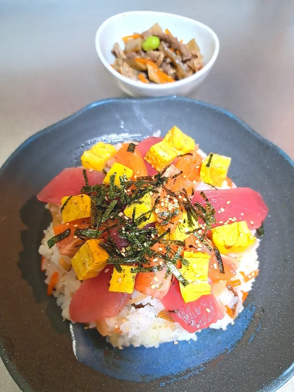 チラシ寿司
牛肉、ごぼう、こんにゃく、油揚げ、枝豆の煮物|Riapple🍎さん