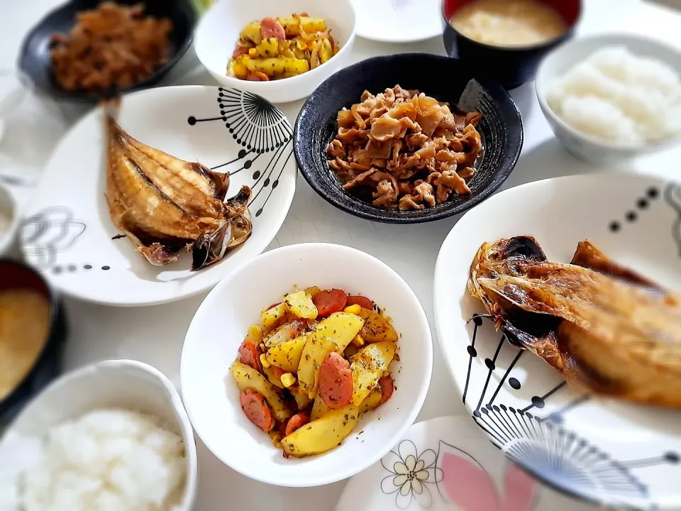 Snapdishの料理写真:夕食(,,>᎑<,,)
豚肉と玉ねぎの炒め煮
焼き魚(アジ)
ジャーマンポテト
とろろと油揚げのお味噌汁|プリン☆さん