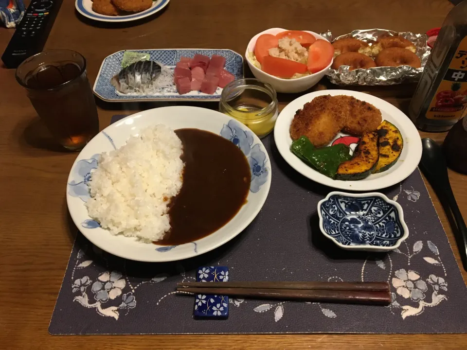 Snapdishの料理写真:カレーライス、揚げ焼きコロッケ、野菜ソテー、〆さば、キハダマグロのぶつ切り、トマトとレタスと紅ずわいがにほぐしみのサラダ、沢庵、烏龍茶、おからドーナツ(夕飯)|enarinさん