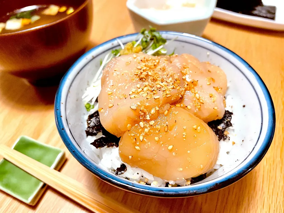 ごま香るほたての漬け丼|ともさん