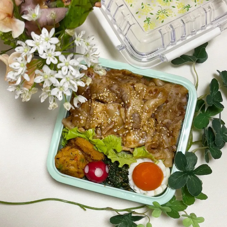 1/25❤︎主人の豚の生姜焼き丼弁当🌱

＊豚の生姜焼き丼
＊半熟たまご
＊海老とひじきのふんわり揚げ
＊あじフライ|Makinsさん