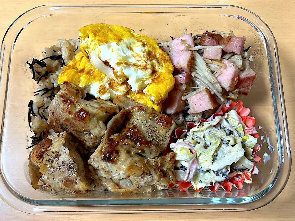 Snapdishの料理写真:炊き込みご飯弁当|☆ぽよよん☆さん