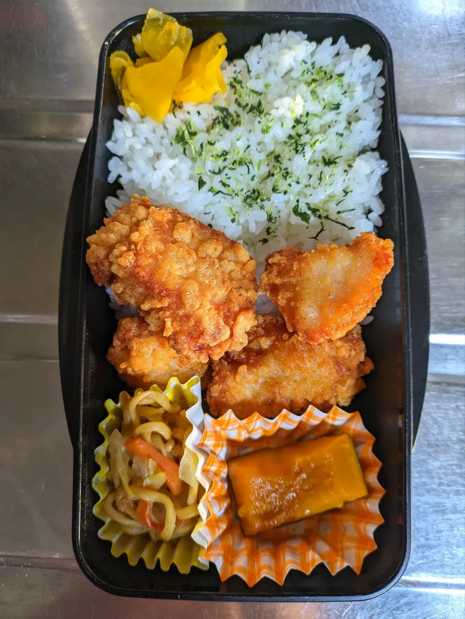 旦那弁当　2024/1/25

唐揚げ
焼きそば
かぼちゃの煮物|ユキヨメ♪さん