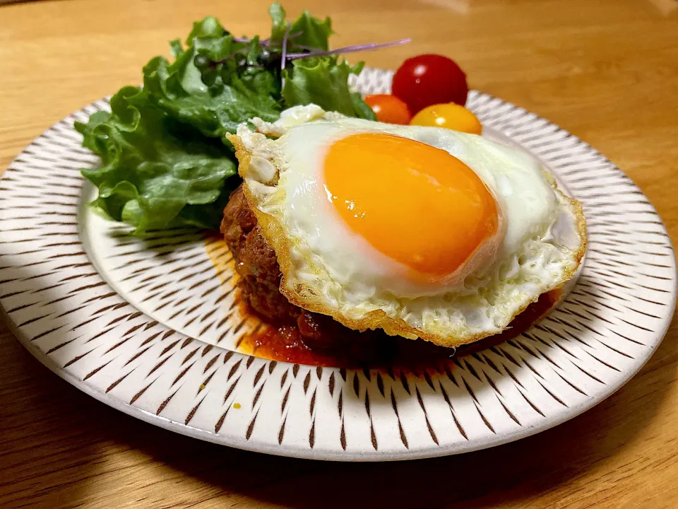 Snapdishの料理写真:煮込みハンバーの目玉焼きのせ🍳|saimaricoさん