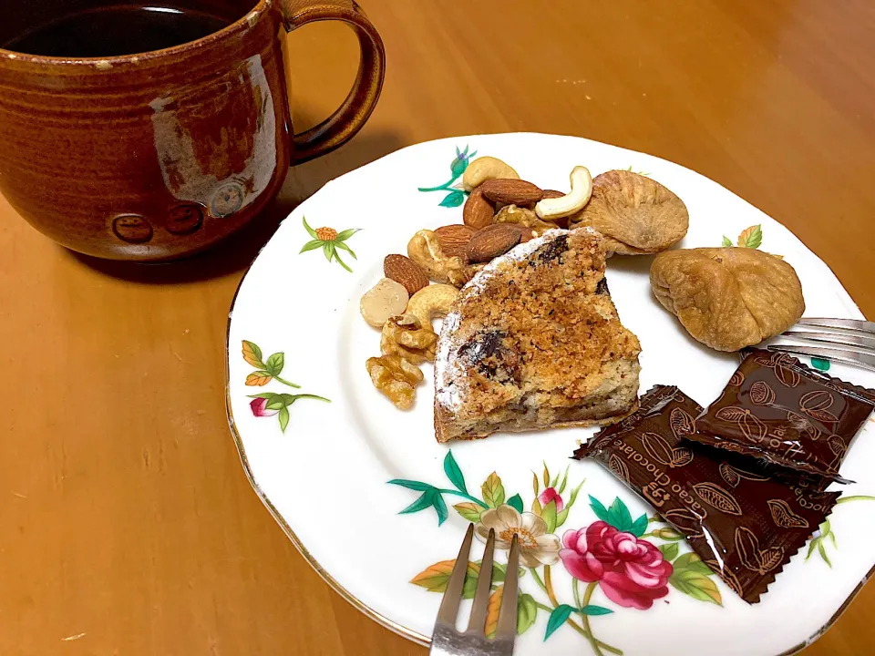 いつもの定番おやつに戴き物の🌰タルト(パティスリープティジュール)と珈琲|さくたえさん