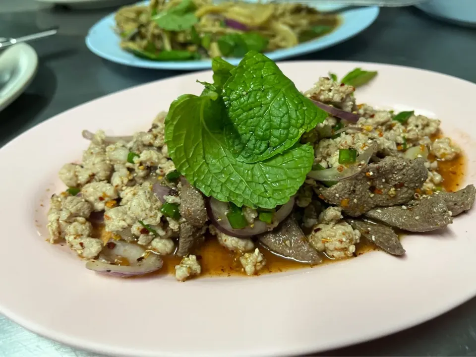 タイ🇹🇭バンコクのトンブリ地区の屋台でラープムー(ハーブたっぷりスパイシーサラダ) 辛いけど　カオニャオ(タイの餅米)と食べると最高　美味しかった|Mikoshiba Kazutoshiさん