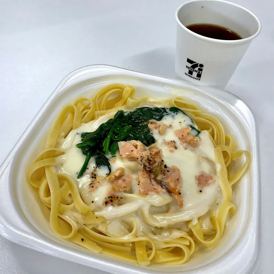 鮭とほうれん草のクリームパスタ w/ ホットコーヒー|T. Wonderさん