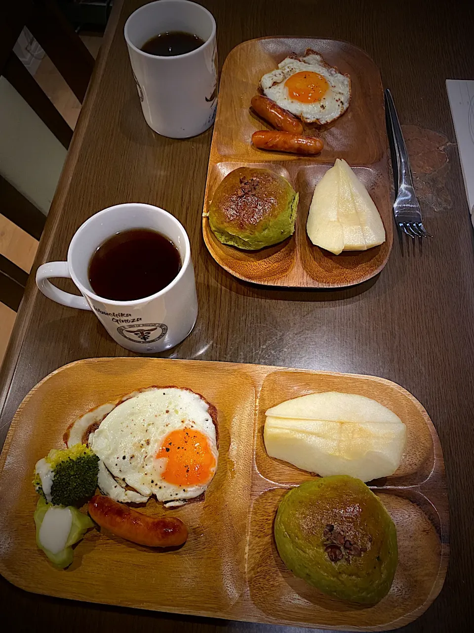 目玉焼き　焼きチョリソー　蒸しブロッコリー　ラフランス　カカオニブのせ抹茶のチョコパン　コーヒー|ch＊K*∀o(^^*)♪さん