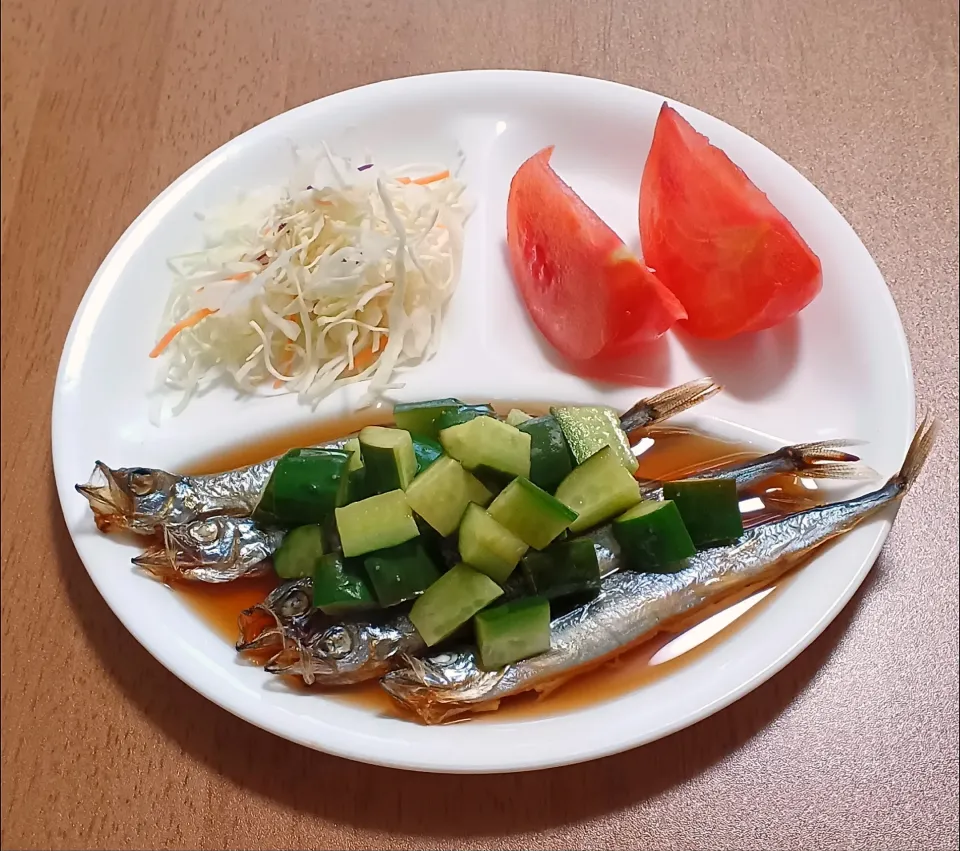 焼きししゃものきゅうり酢ひたし
キャベツサラダ
トマト
ご飯🍚|ナナさん