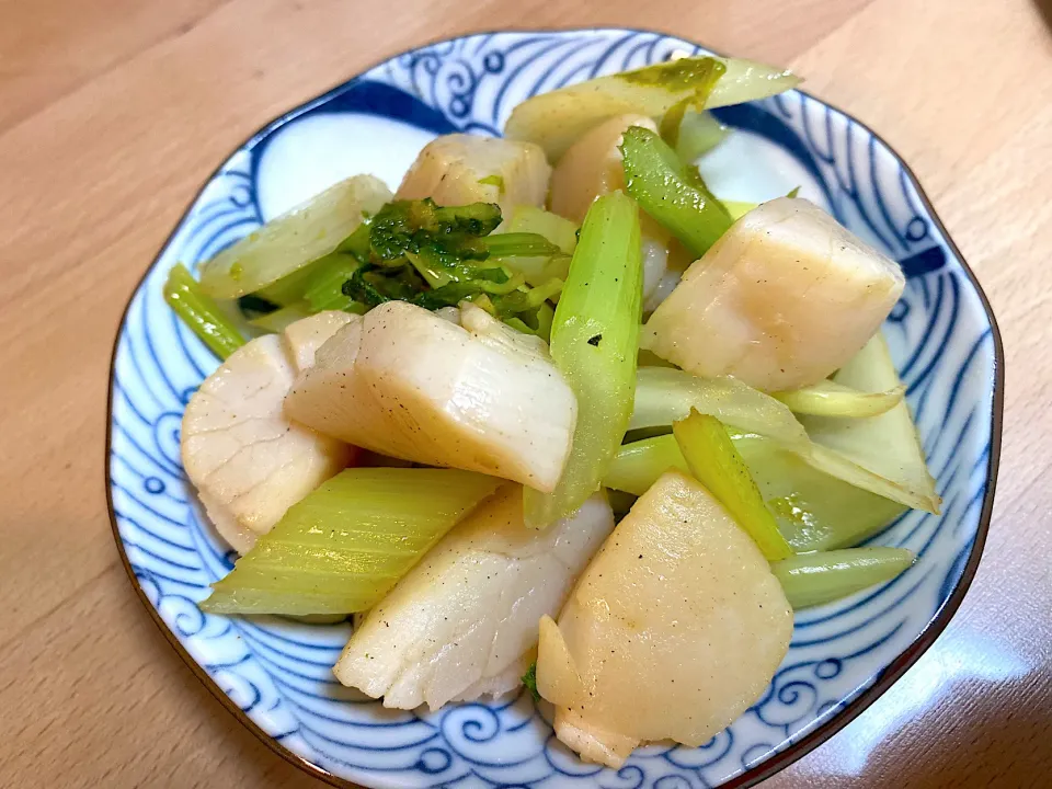 帆立とセロリのバター醤油炒め🧈😋|かおちゃんさん