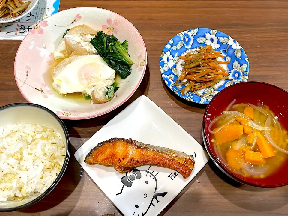 塩鮭　かぼちゃと玉ねぎの味噌汁　きんぴらごぼう　車麩とほうれん草の落とし卵|おさむん17さん