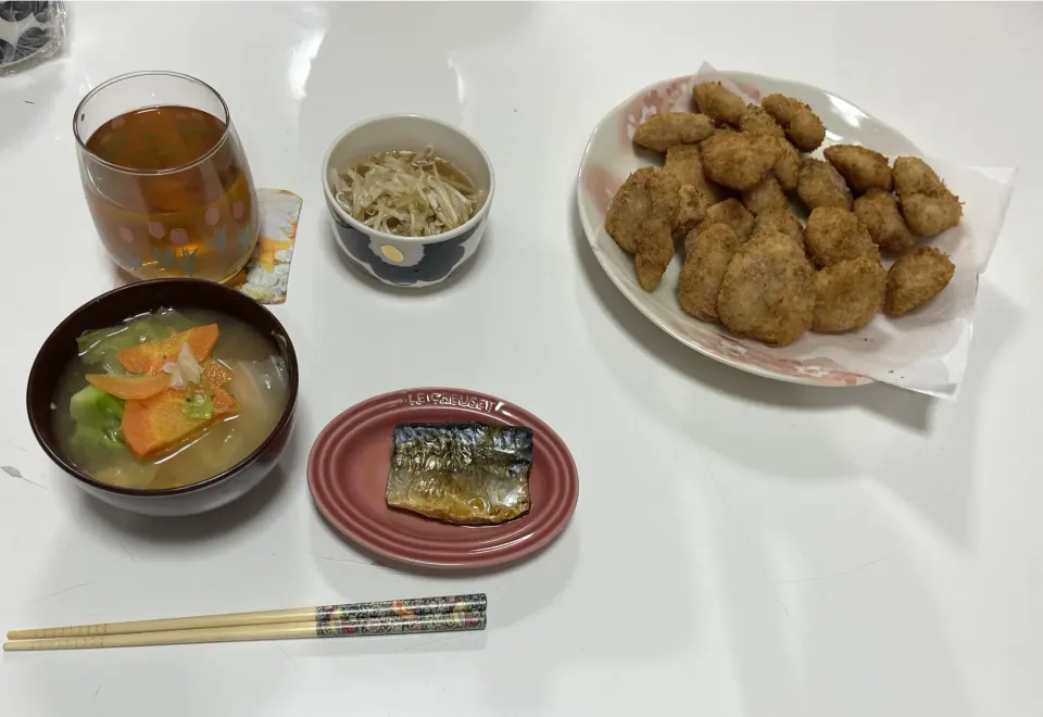 晩御飯☆梅しそチキン☆鯖の塩焼き☆もやしの中華和え☆みそ汁（キャベツ・人参・ブロッコリー）|Saharaさん