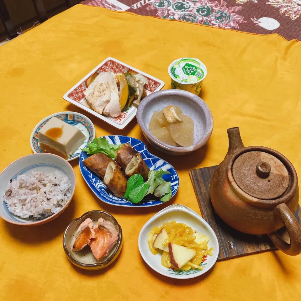 grandmaの晩ごはん☆ 今夜は有り合わせに春巻きを…柚子りんご🍎を添えました　頂きます|kaoriさん