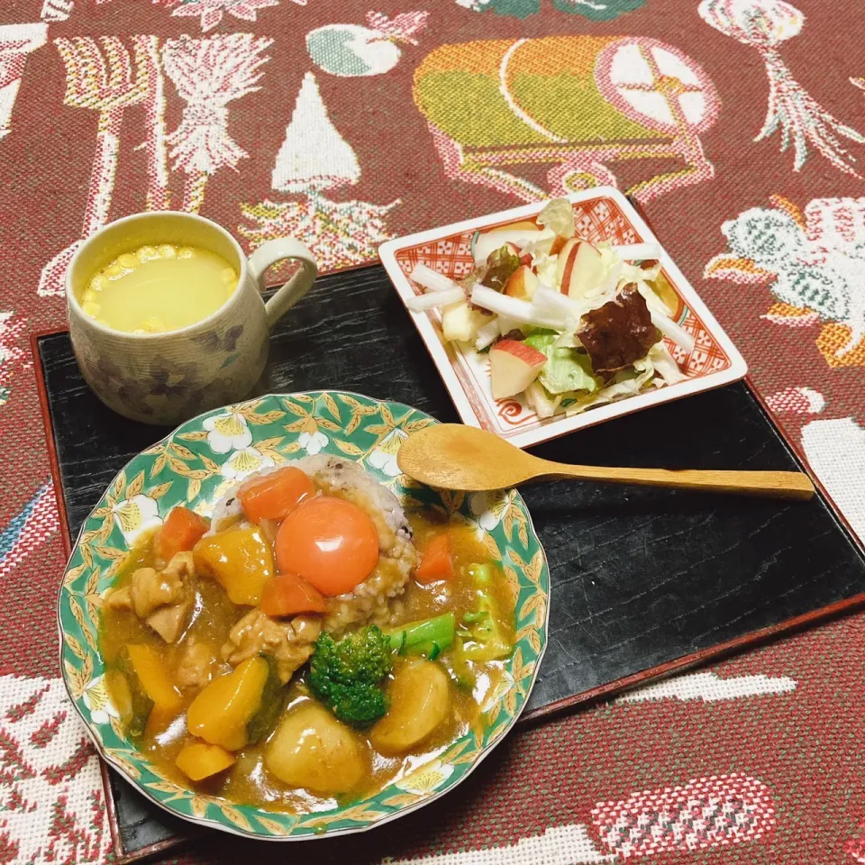 grandmaの晩ごはん☆ 今夜はカレー🍛
郵便局に行ったらレトルトのカレーがあったから…
食べたくなって…
コーン🌽スープと白菜とりんご🍎のサラダ…
カレーの玉子🥚の色…ハーブ🌿玉子です
頂きます|kaoriさん