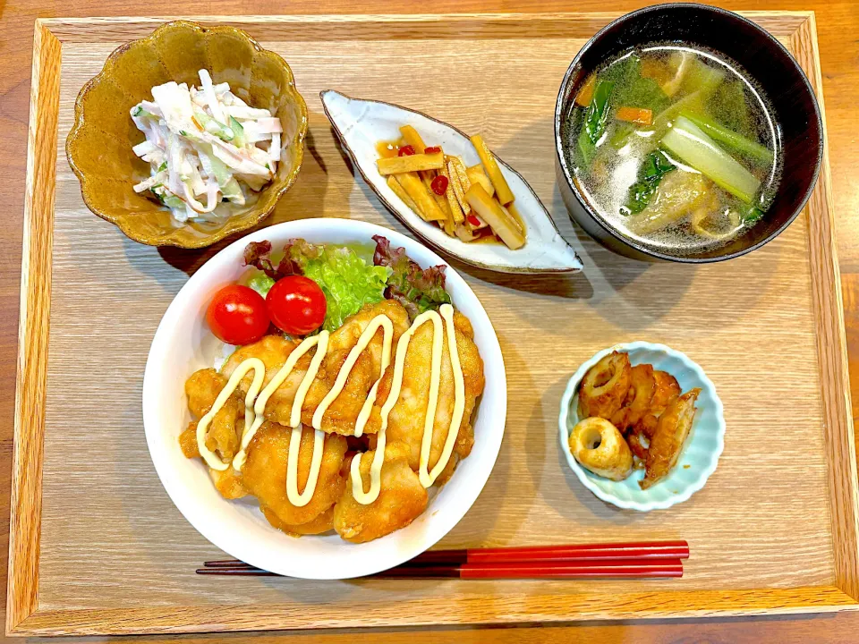 今日の夜ご飯(鶏胸照り焼き丼、大根サラダ、ちくわのオイマヨ炒め、小松菜スープ、大根の皮のポリポリ漬け)|cocomikaさん