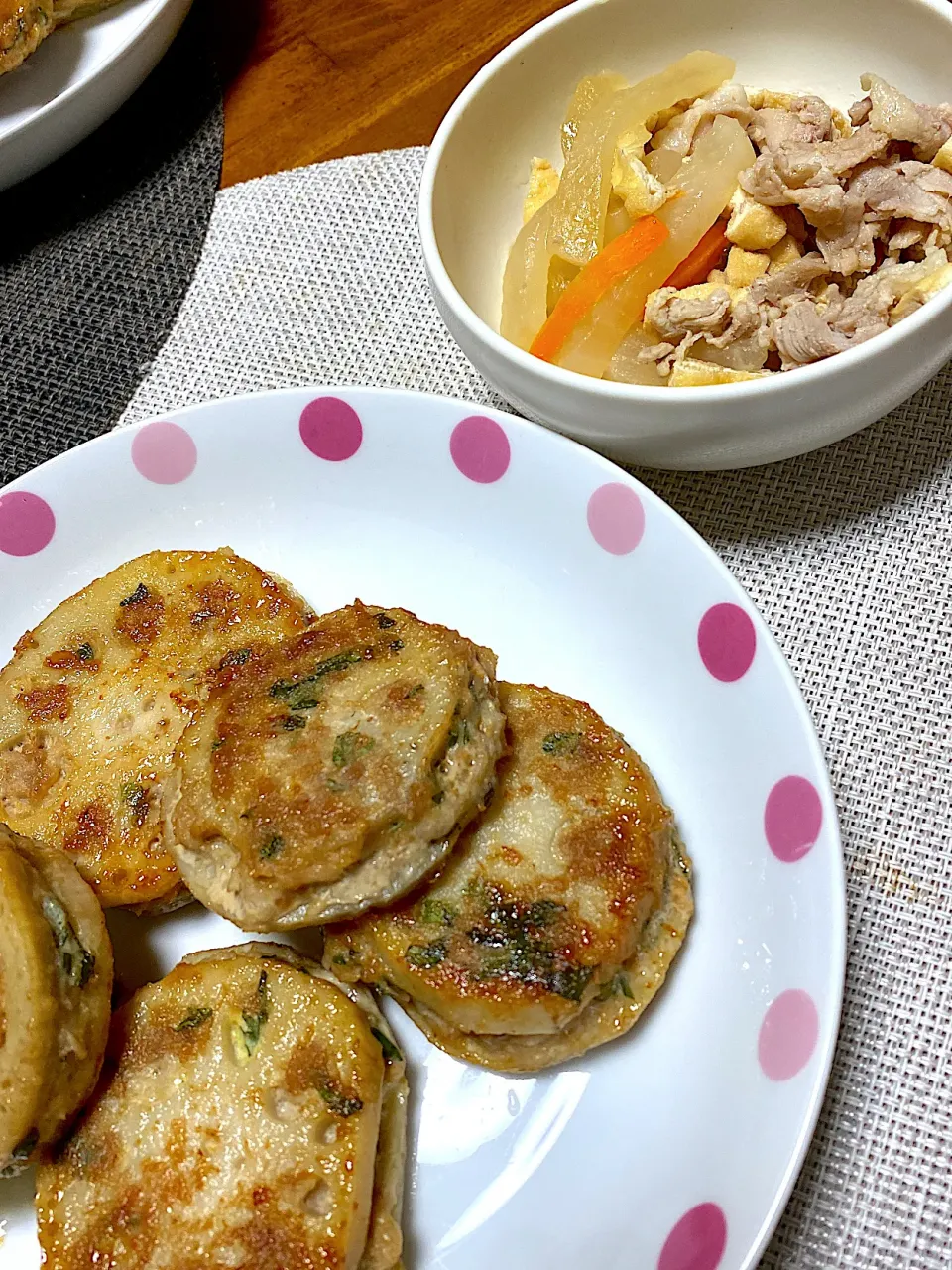 レンコンの挟み焼き、煮物(大根、にんじん、油揚げ、豚バラ)|kaaaaaさん