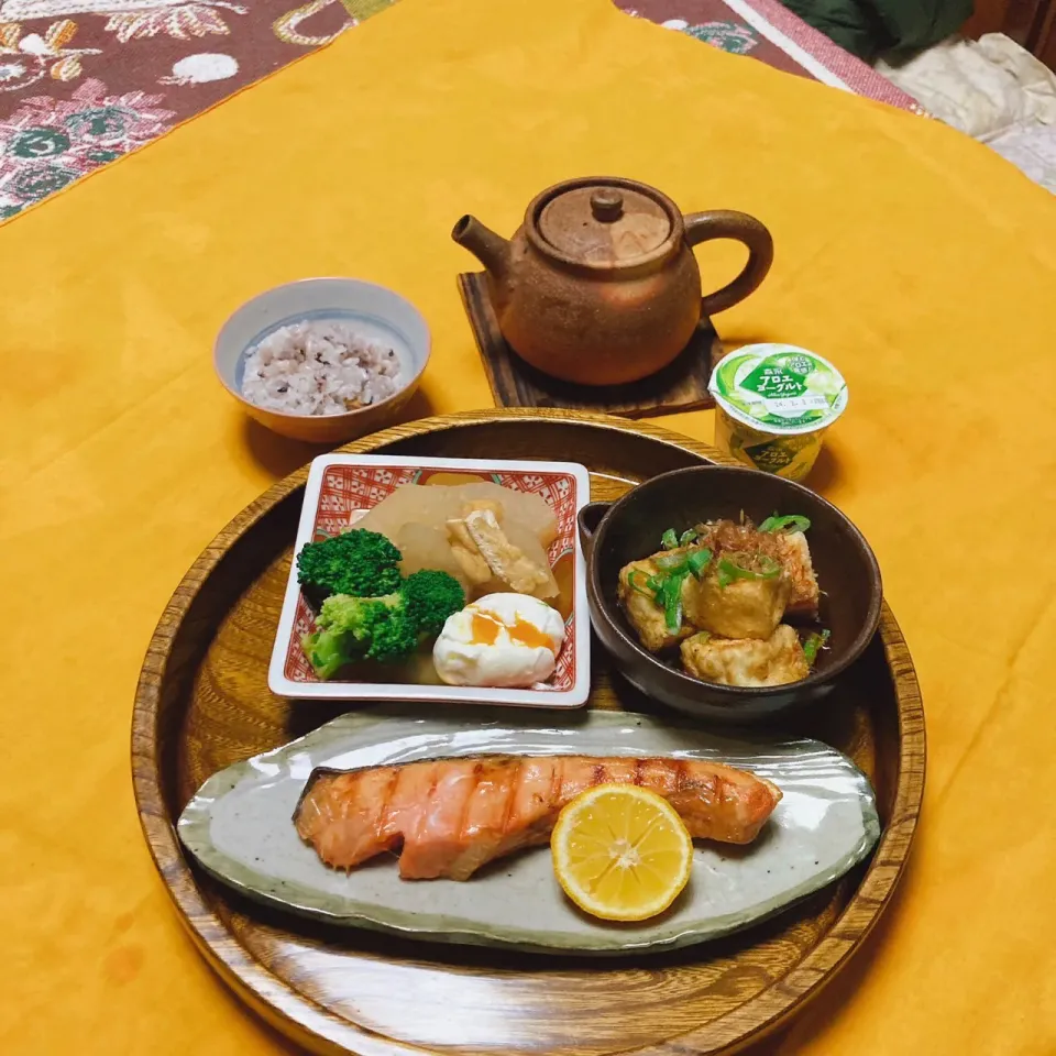 grandmaの晩ごはん☆ 今夜は大根煮、揚げ出し豆腐、鮭を焼きました。頂きます|kaoriさん