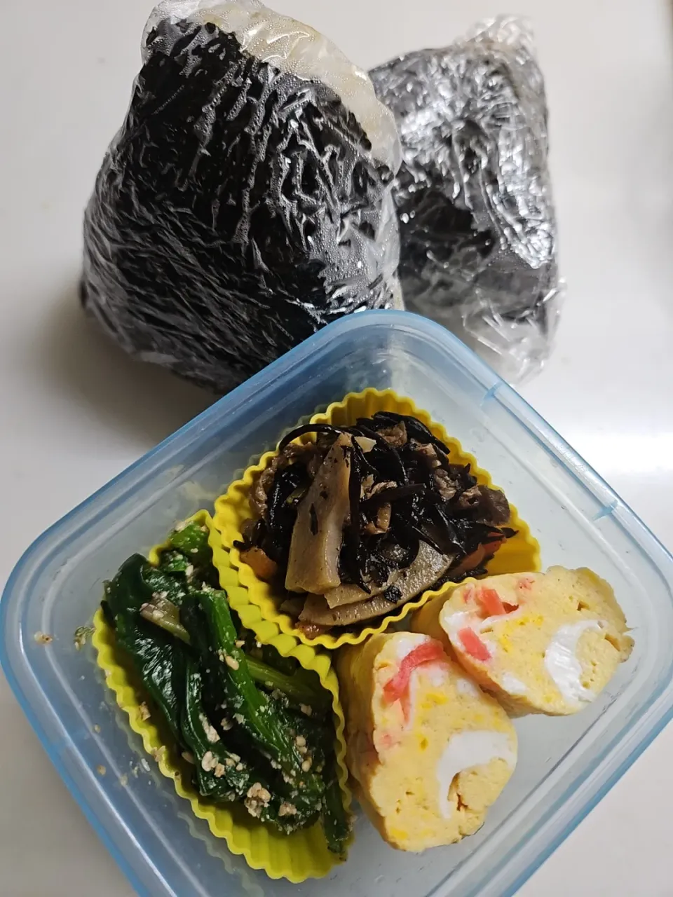 ☆中学生弁当☆玄米入り梅お握り、ひじき煮物、紅生姜だし巻き玉子、ほうれん草胡麻和え|ｼｮｺﾗさん