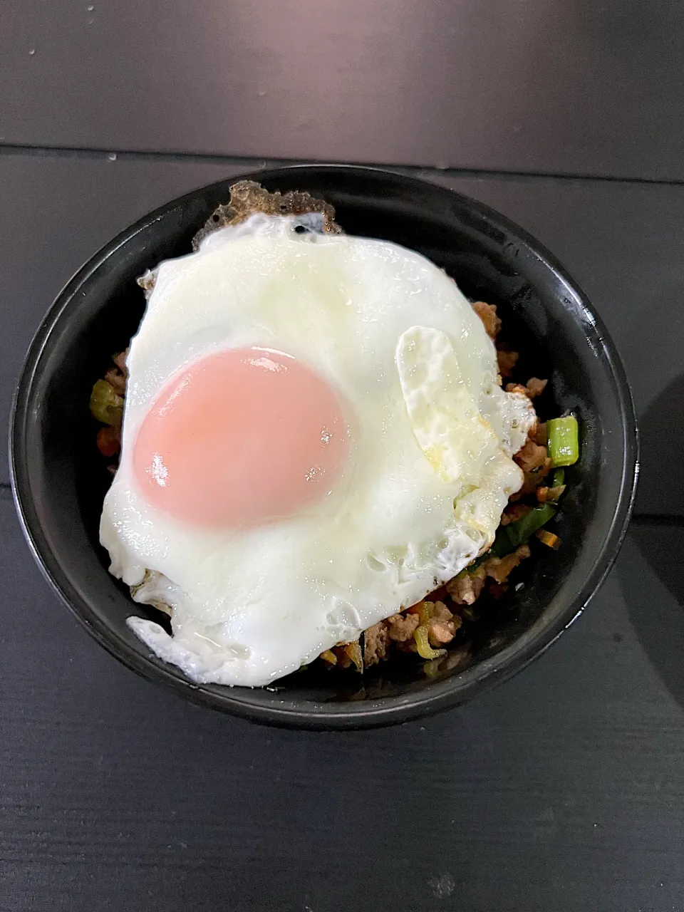 【次女の朝食】肉そぼろの目玉焼きご飯|まひるさん