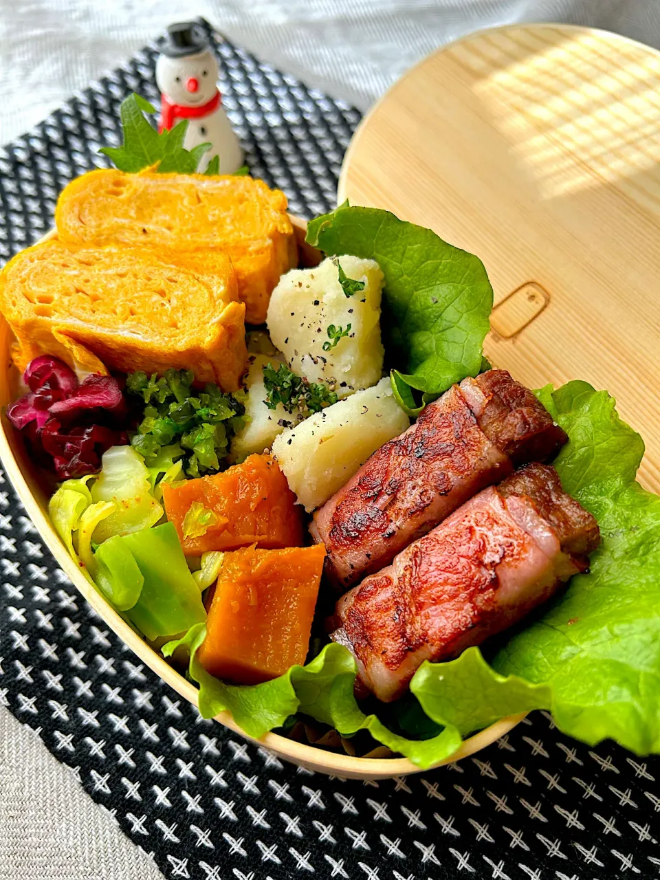 【誤差あり弁当】マルシンハンバーグのベーコン巻き弁当|まなまな♡さん