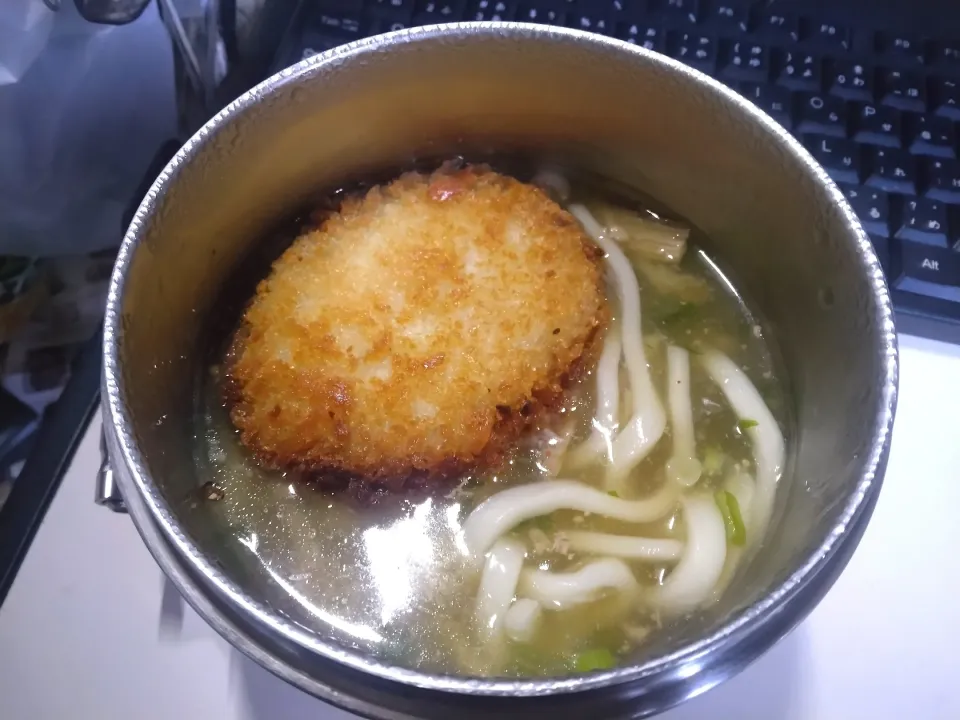 Snapdishの料理写真:なめ茸と肉そぼろ入りとろみ付きコロッケうどん|darkbaronさん