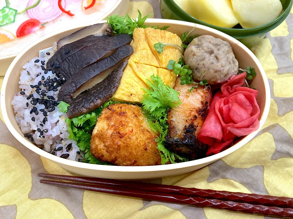 干し椎茸の含め煮、卵焼きカニカマクリームコロッケ、しゃけの西京焼き、もものすけの甘酢漬け、甘栗の白餡のきんとん、デザートはりんご|ナタママさん