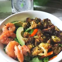 Savory Seafood Delight: Shrimp & Roasted Veggie Nourish Bowl with Avocado Lime Drizzle|Kamiさん