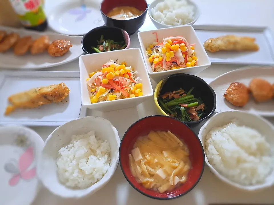 Snapdishの料理写真:昨日の夕食(,,>᎑<,,)
つくね照り焼き
カラスカレイバターバジルソテー
小松菜とベーコンのおかか炒め
サラダ🥗
お味噌汁(大根、油揚げ、豆腐)|プリン☆さん