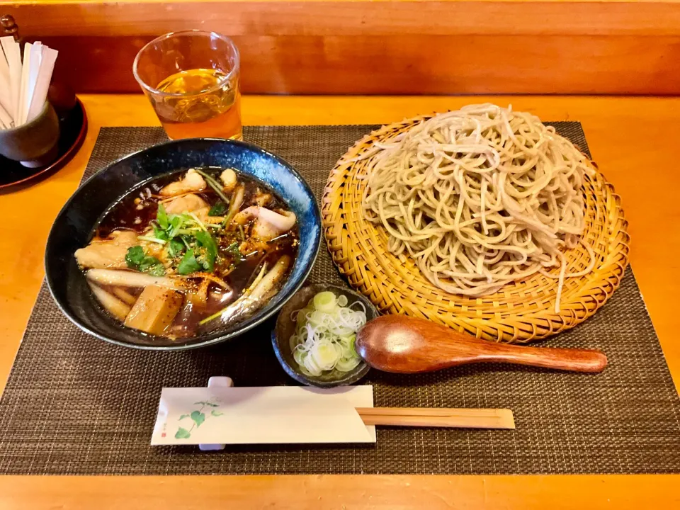 石岡のお蕎麦屋さんで昼食
地方からも来るお客様もいるとか。
蕎麦はもちろん蕎麦湯も茹で汁でなく蕎麦を挽いた時の粉でわざわざ作ったドロドロで香り高くそのままでもめっちゃ美味しい。
今日は肉つけ蕎麦にしましたが次回は埼玉の鴨の蕎麦を。。。。。
#蕎麦湯が美味しい
#絶品蕎麦
#手打ち
#肉つけ蕎麦|Takeshi  Nagakiさん