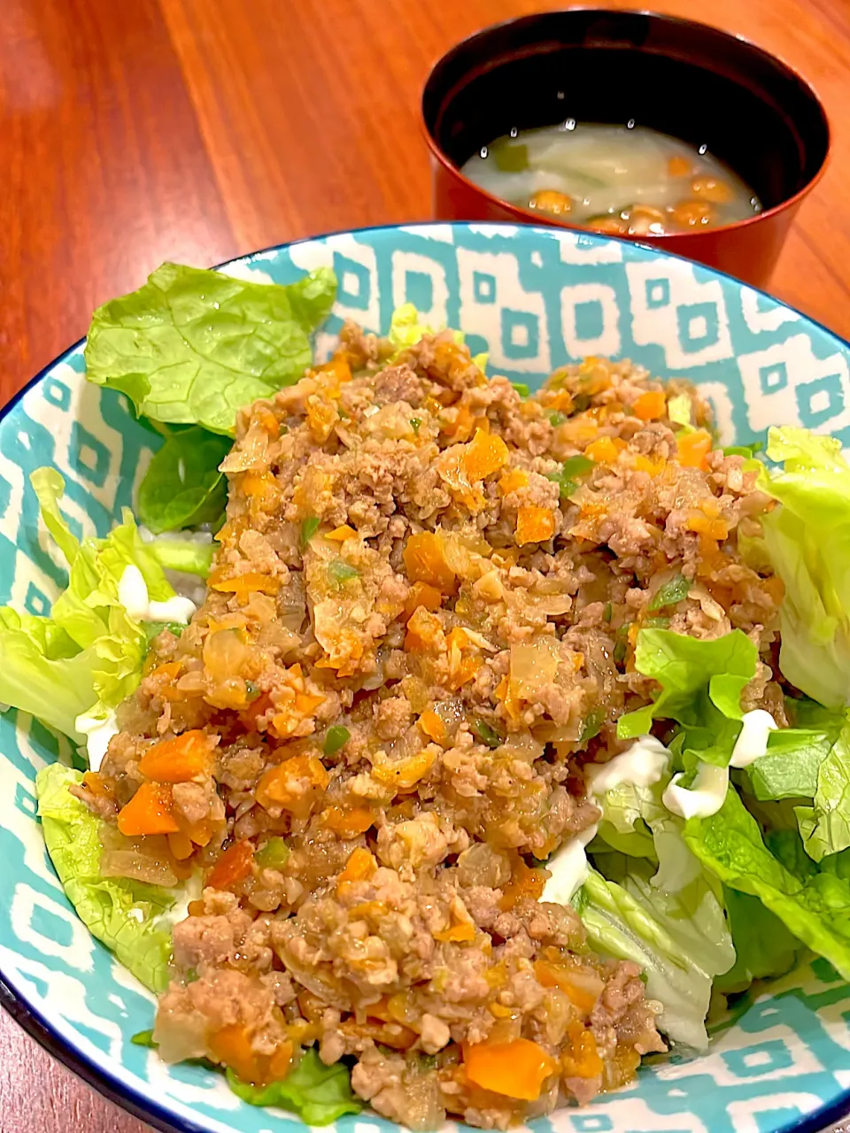 ひき肉のっけ丼　ナメコの味噌汁|とゆあさん