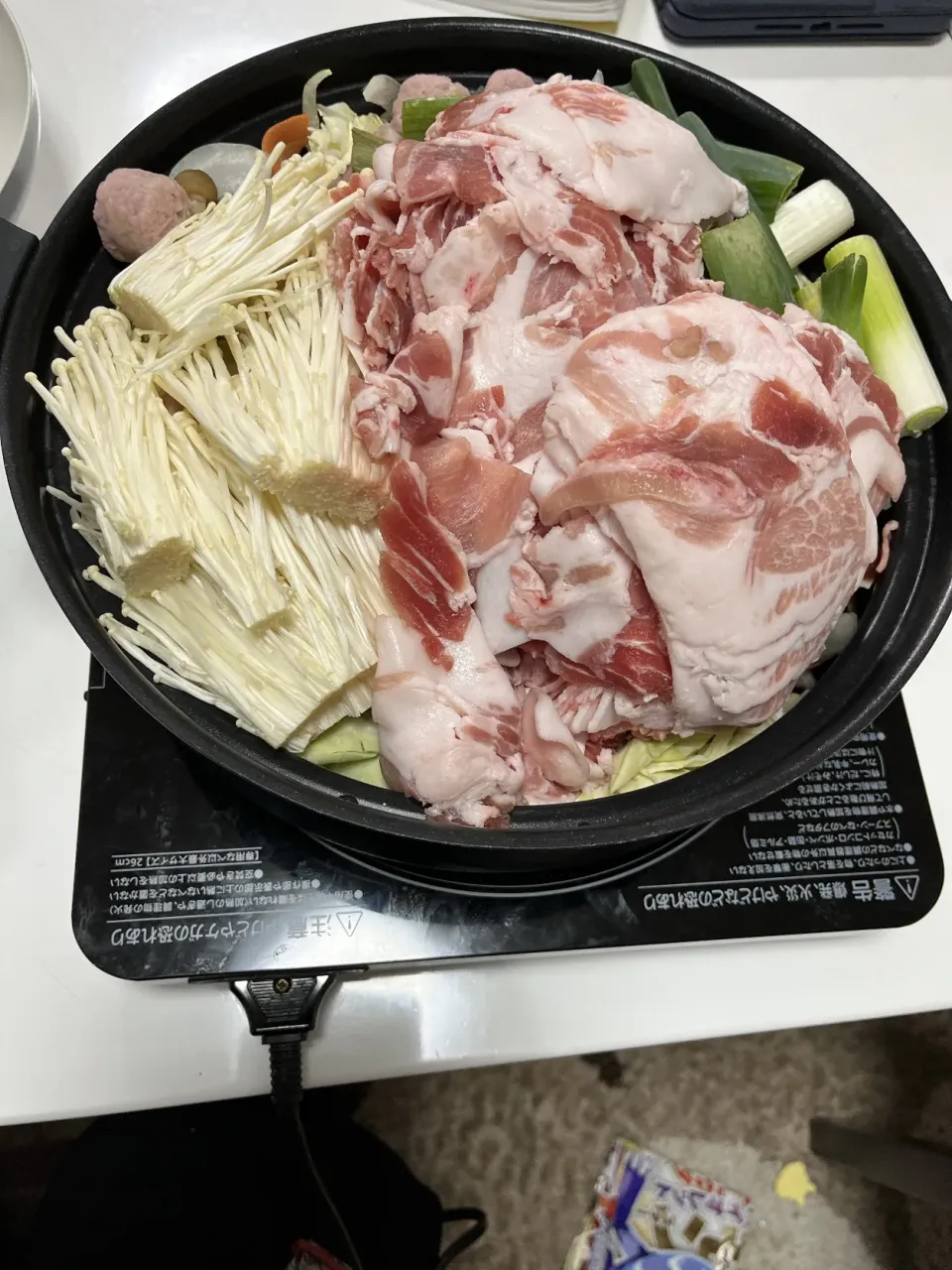 晩御飯☆寄せ鍋。今日はキャベツ・白菜・葱・豚こま・えのき・えび団子です。あり物で。|Saharaさん