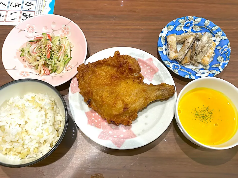 Snapdishの料理写真:頂き物フライドチキン　かぼちゃのポタージュ　ごぼうの唐揚げ　大根きゅうりの三色ナムル|おさむん17さん