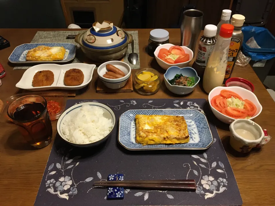 ご飯、カニとチーズ入り玉子焼き、コロッケ、サラダ、ほうれん草のお浸し、沢庵、キムチ、烏龍茶、森永マミーの寒天(夕飯)|enarinさん