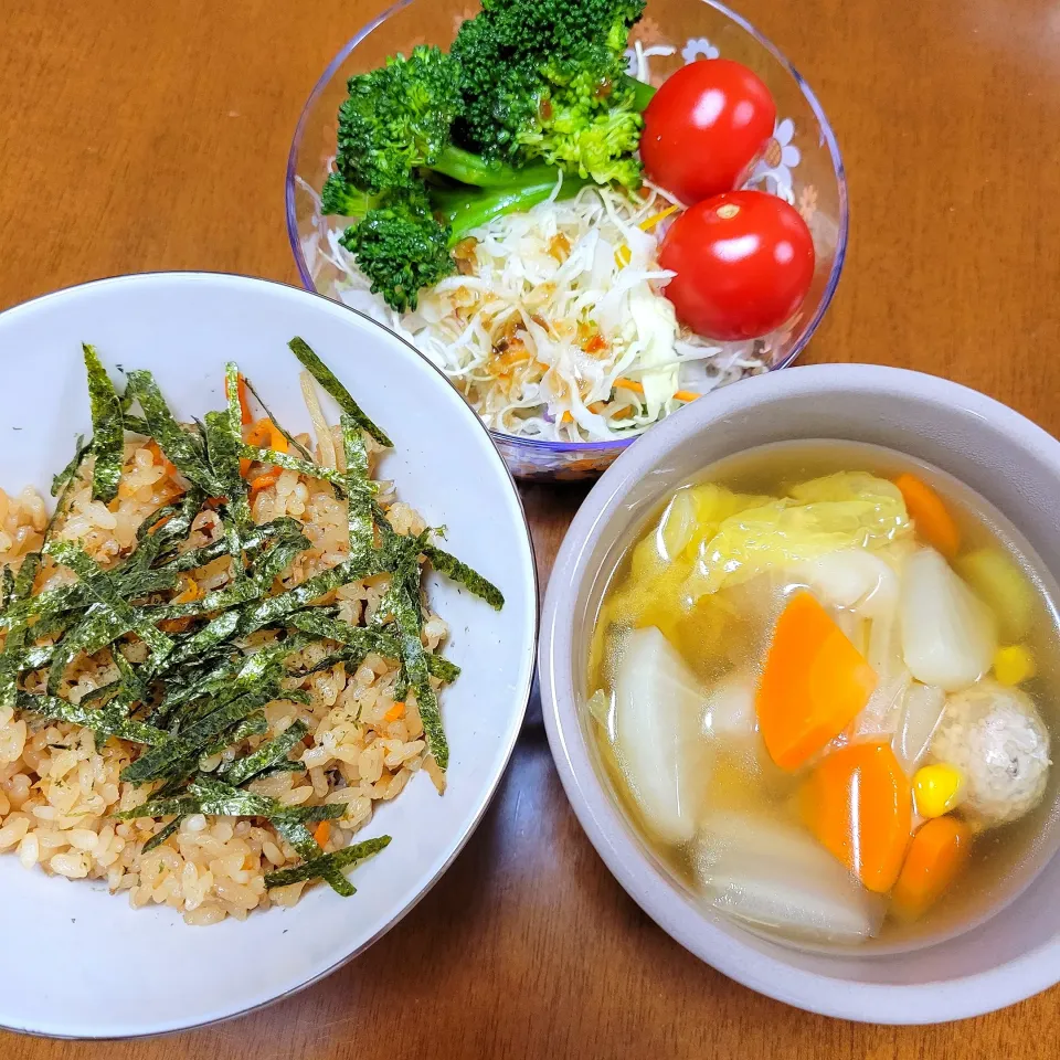 Snapdishの料理写真:炊き込みごはんと肉だんごスープ|waiwaiさん