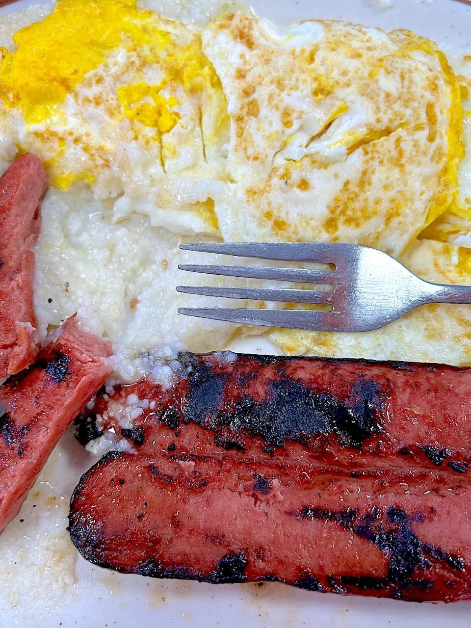 Sausage, bacon, egg, grits, and toast|Kareem Boogieさん