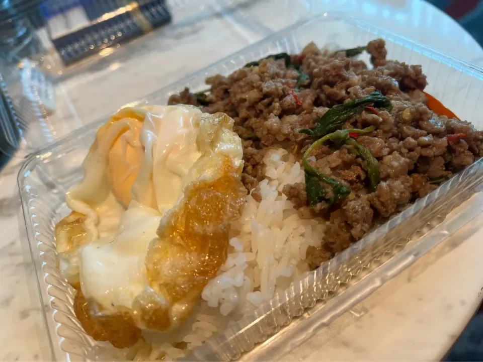 タイ🇹🇭バンコクのトンロー駅前で買ったガパオライス
40バーツ　ローカル感満載の味で美味しかった|Mikoshiba Kazutoshiさん