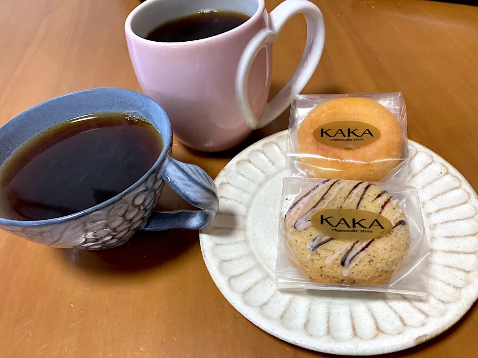 Snapdishの料理写真:頂き物のKAKAのチーズドーナツ|さくたえさん