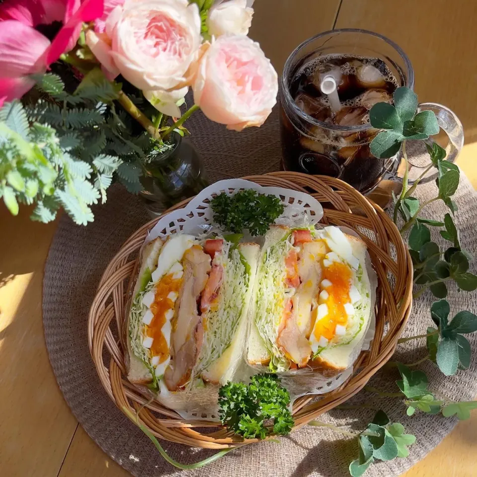 1/27❤︎ハニーマスタードチキン半熟たまごサンド🌱

＊ 輝絹食パン
＊ ハニーマスタードチキン（晩ごはん残り物）
＊ 半熟たまご🥚
＊ フリルレタス ＊キャベツ ＊スライストマト🍅|Makinsさん